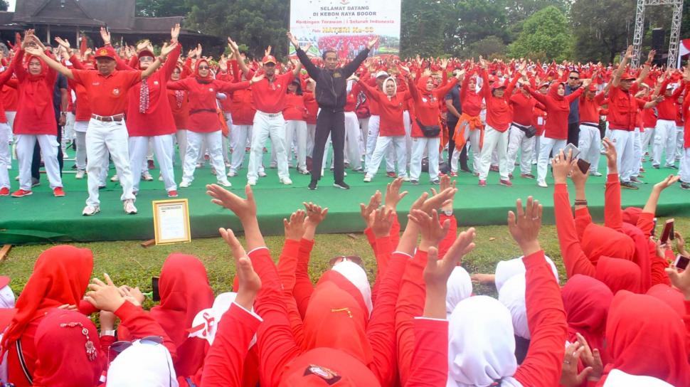 Presiden Joko Widodo (tengah) mengikuti Senam Tera Indonesia di Kebun Raya Bogor, Jawa Barat, Minggu (9/12). ANTARA FOTO/Arif Firmansyah