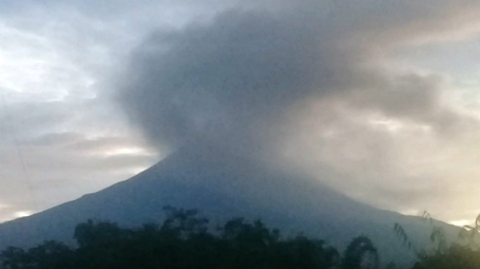 Sabtu Malam, Gunung Merapi Luncurkan Awan Panas Sampai 1,3 Kilometer