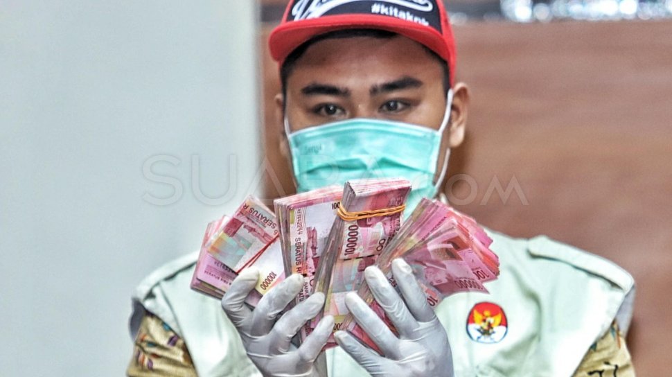 Penyidik menunjukkan barang bukti hasil OTT kasus dugaan suap terkait seleksi pengisian jabatan pimpinan tinggi di Kementerian Agama saat konferensi pers di gedung KPK, Jakarta, Sabtu (16/3). [Suara.com/Muhaimin A Untung]