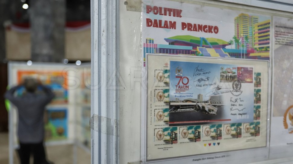 Pengunjung melihat gambar prangko yang ditampilkan dalam Pameran Filateli (prangko) di Gedung MPR/DPR, Senayan, Jakarta, Selasa (26/3). [Suara.com/Muhaimin A Untung]