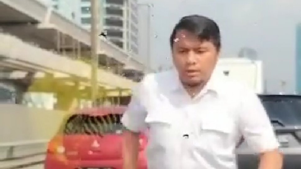 Pengemudi Mobil Mewah yang Injak-injak Mobil Orang Ternyata PNS Kemenaker