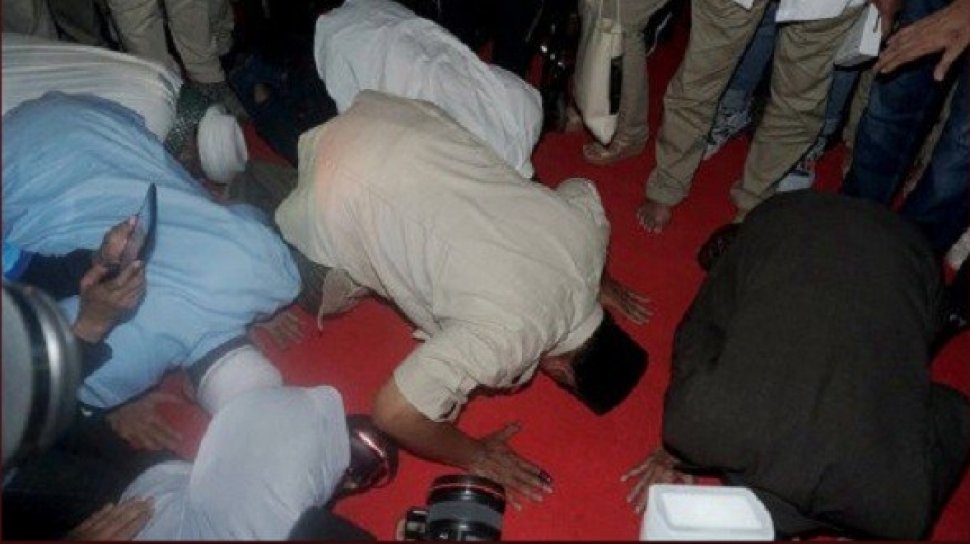 57727-prabowo-subianto-sujud-syukur.jpg