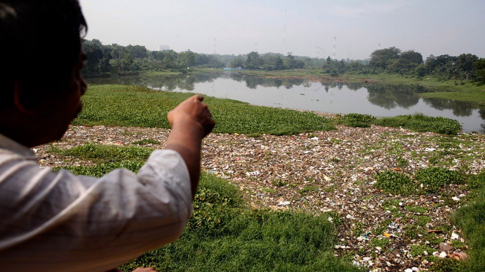 Situ Pengarengan yang dipenuhi sampah plastik dan gulma eceng gondok di Depok, Jawa Barat, Selasa (7/5). [Suara.com/Arief Hermawan P]