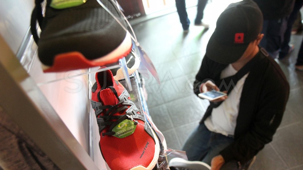 Riuhnya Berburu Sepatu Diskon Lebaran Riuhnya Berburu Sepatu Diskon Lebaran