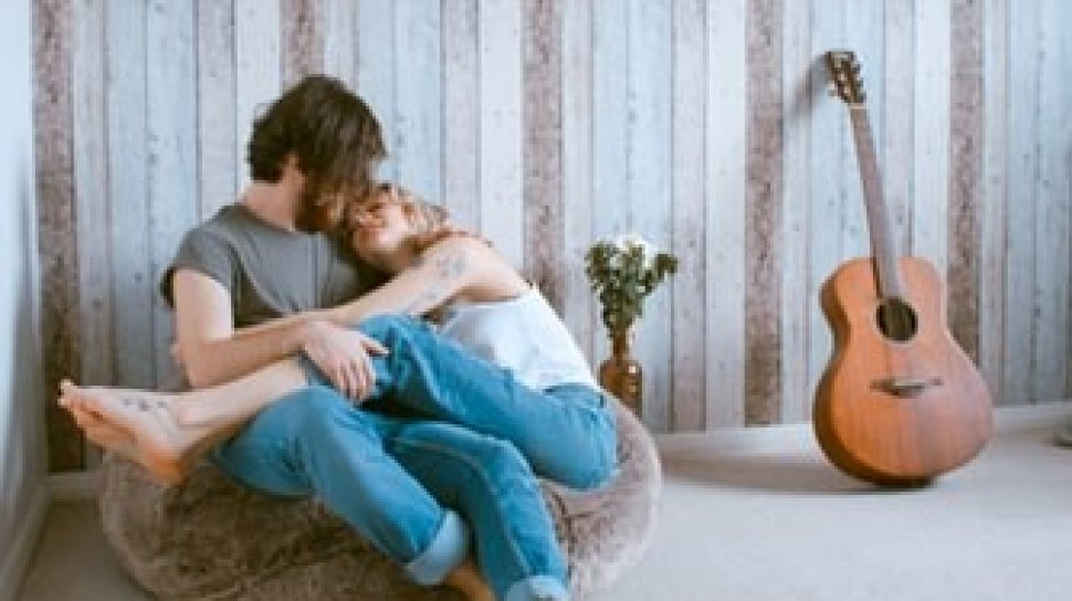 Wah Cara Duduk Pasangan Kekasih Di Sofa Ternyata Punya Pesan Khusus 
