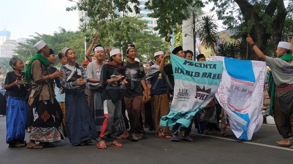 Fans Habib Bahar Demo Pakai Sarung di Dekat MK, Tuntut Gurunya ...