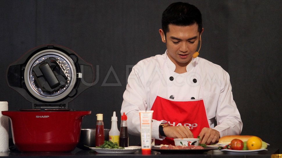 Artis Nicky Tirta bersama pengunjung memasak beberapa menu makanan saat sesi cooking class dalam acara "‘SHARP Indonesia 50 Years in Harmony’ Roadshow" di Mal Kelapa Gading 3, Jakarta, Sabtu (13/7). [Suara.com/Arief Hermawan P]