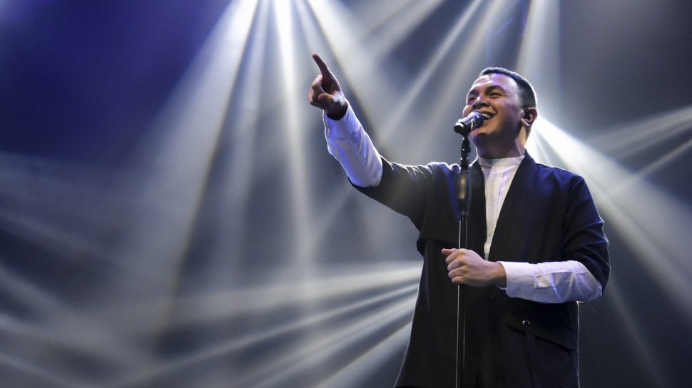 Penyanyi Tulus tampil pada konser yang bertajuk One Intimate Night Show di The Kasablanka Hall, Jakarta, Selasa (30/7). [ANTARA FOTO/Hafidz Mubarak]