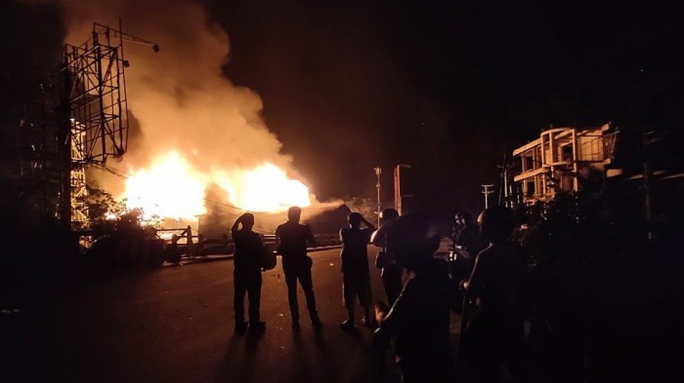 Warga menyaksikan bangunan yang terbakar saat berlangsungnya aksi unjuk rasa di Jayapura, Papua, Kamis (29/8/2019). [Antara Foto/Indrayadi TH/wpa/wsj]