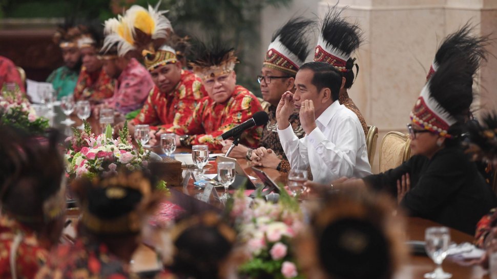 Presiden Joko Widodo (kedua kanan) menjawab pertanyaan saat pertemuan dengan sejumlah tokoh Papua di Istana Negara, Jakarta, Selasa (10/9). Pertemuan tersebut membahas isu-isu terkini di Papua. [ANTARA FOTO/Akbar Nugroho Gumay]