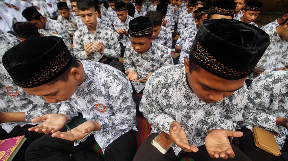 Sejumlah pelajar membaca Surat Yasin di SMAN-1 Lhokseumawe, Aceh, Jumat (13/9).  [ANTARA FOTO/Rahmad]