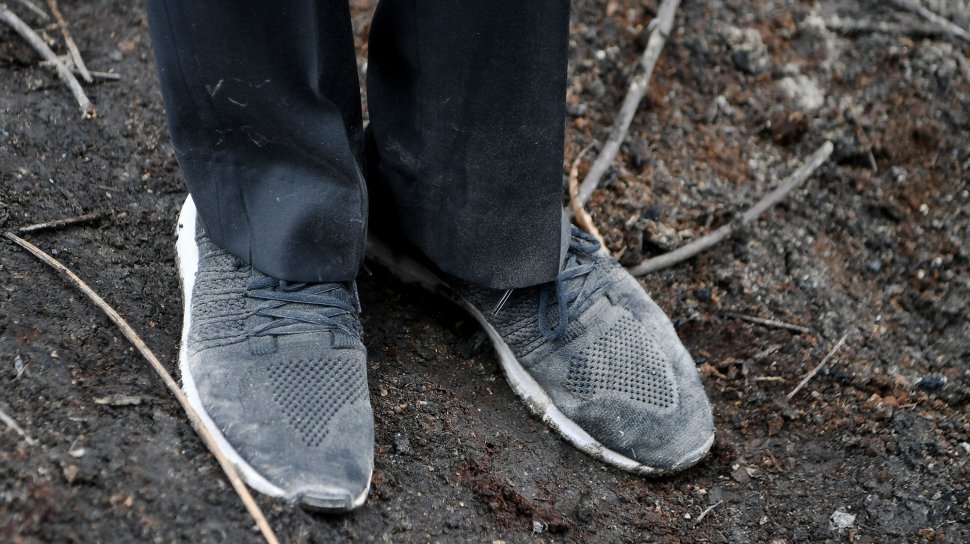 Sepatu Presiden Joko Widodo kotor usai digunakan meninjau penanganan kebakaran hutan dan lahan di Desa Merbau, Kecamatan Bunut, Pelalawan, Riau, Selasa (17/9). [ANTARA FOTO/Puspa Perwitasari]
