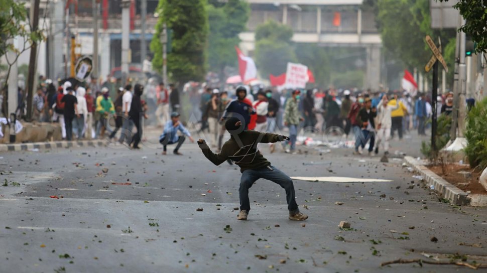 Suasana ricuh di belakang Gedung DPR, Jakarta, Senin (30/9). [Suara.com/Arya Manggala]
