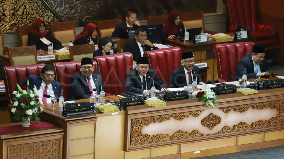 Ketua DPR Bambang Soesatyo (tengah) memimpin Sidang Paripurna DPR Akhir Masa Jabatan Periode 2014-2019 di Kompleks Parlemen, Senayan, Jakarta, Senin (30/9). [Suara.com/Arya Manggala]