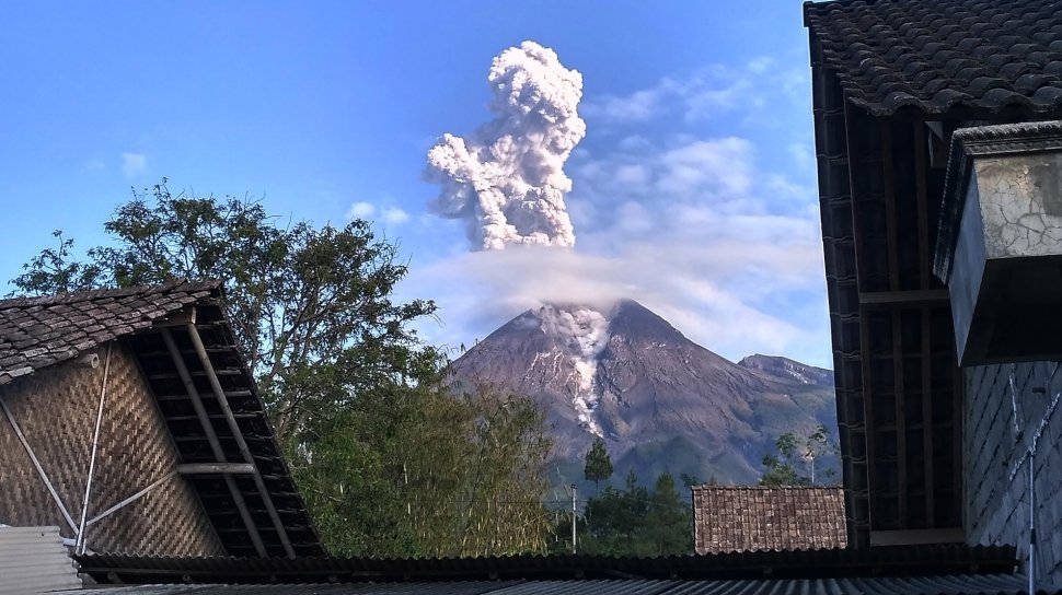 Jumat Sore, Gunung Merapi Dua Kali Luncurkan Awan Panas ...