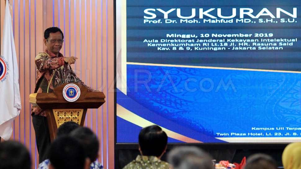 Menkopolhukam Mahfud MD memberikan pidato saat menghadiri acara syukuran dirinya yang terpilih menjadi Menkopolhukam di Kementerian Hukum da Ham, Jakarta, Minggu (10/11). [Suara.com/Oke Atmaja]
