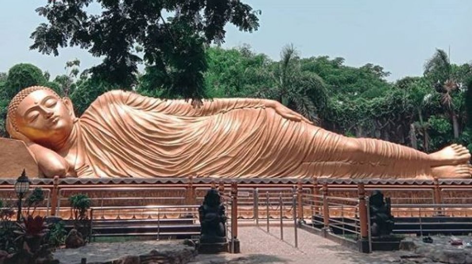 5 Potret Megah Patung Buddha Tidur Di Mojokerto Terbesar Di Indonesia