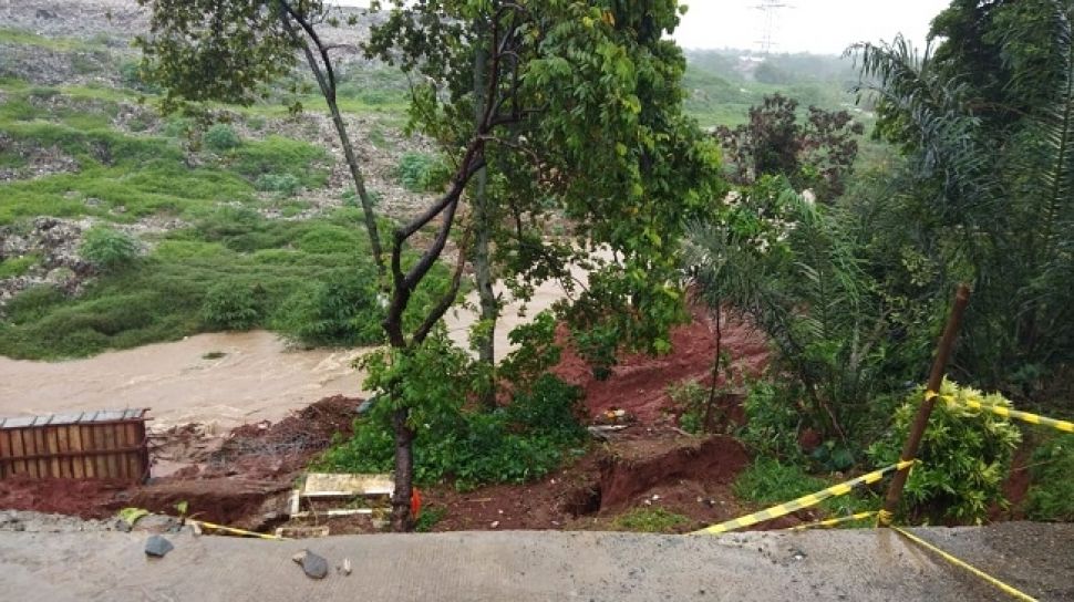 Depok Turut Dilanda Banjir Makam Keramat Tertimbun Longsor Dan Jalan Putus