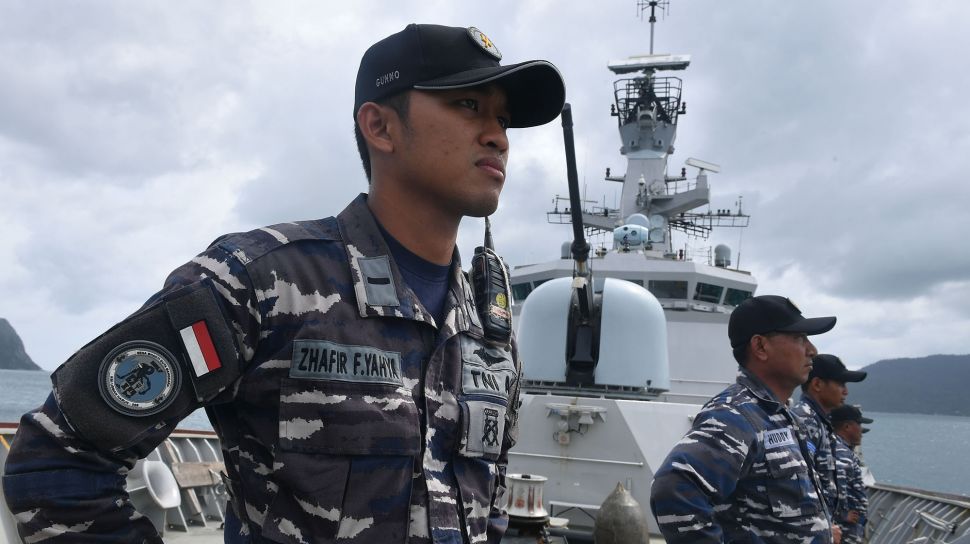 Prajurit KRI Usman Harun-359 melakukan peran parade lambung kanan saat meninggalkan Faslabuh Lanal Ranai, Selat Lampa, Natuna, Kepulauan Riau, Kamis (9/1). 
