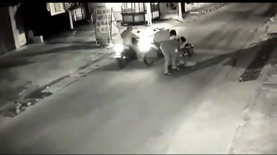 Viral Aksi Brutal Trio Begal Bekasi Terekam Cctv Polisi Lacak Pelat Nomor 0898