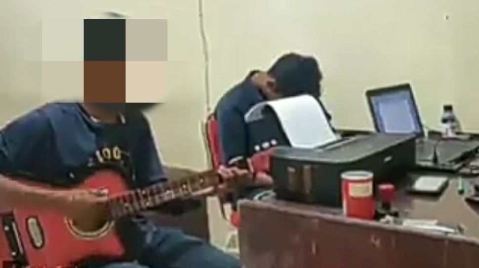 Pengamen Dihukum Polisi Nyanyi Lagu Ibu Endingnya Malah Nangis Haru