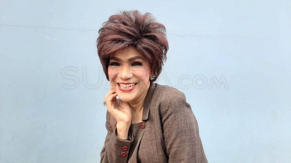 Aktris Dorce Gamalama berpose saat berada di Jalan Kapten P Tendean, Jakarta, Selasa (17/3).  [Suara.com/ Evi Ariska]