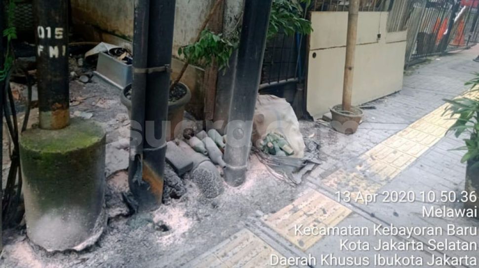 Kabel optik yang terbakar itu menimbulkan percikan api di Jalan Panglima Polim Raya, Melawai, Kebayoran Baru, Jakarta Selatan, Senin (13/4/2020) siang. Kabel tersebut terbakar diduga korsleting lantaran sudah tidak terawat. [Suara.com/Yasir/Ho Damkar]