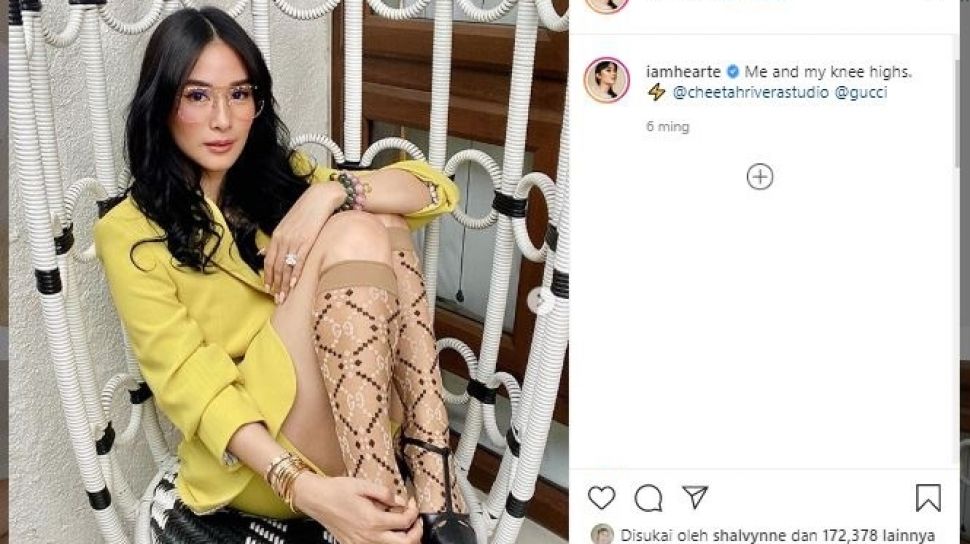 Belajar Nyuci Saat Karantina, Pesona Sosialita Cantik Ini Jadi Sorotan