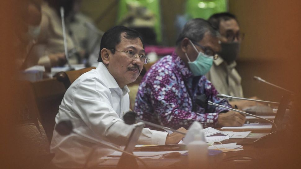 Menteri Kesehatan Terawan Agus Putranto (tengah) didampingi jajarannya mengikuti rapat kerja dengan Komisi IX DPR di Kompleks Parlemen, Senayan, Jakarta, Senin (4/5). [ANTARA FOTO/Galih Pradipta]
