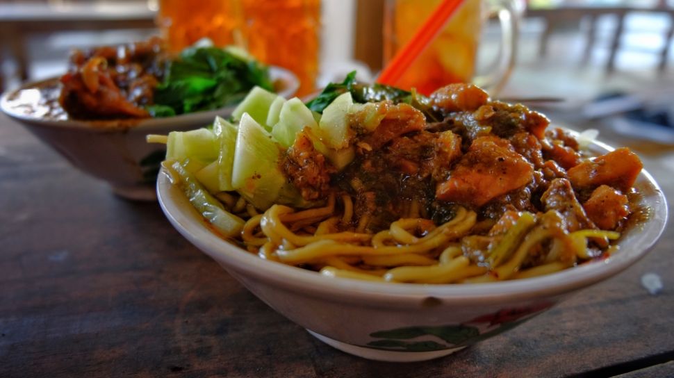 Pasangan Lansia Jualan Mie Ayam Porsi Besar, Harganya Bikin Warganet Kaget