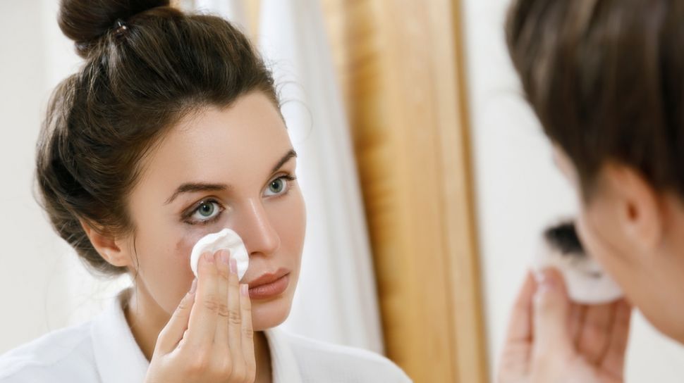 5 Tips Membersihkan Makeup yang Tepat, Penting biar Nggak Jerawatan