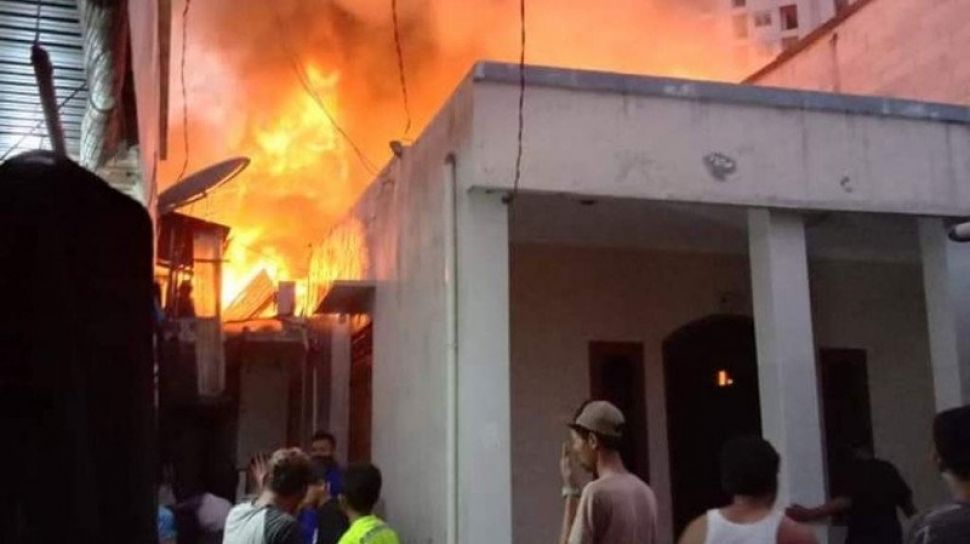 Diduga Korsleting Listrik Puluhan Rumah Di Muara Baru Penjaringan Terbakar