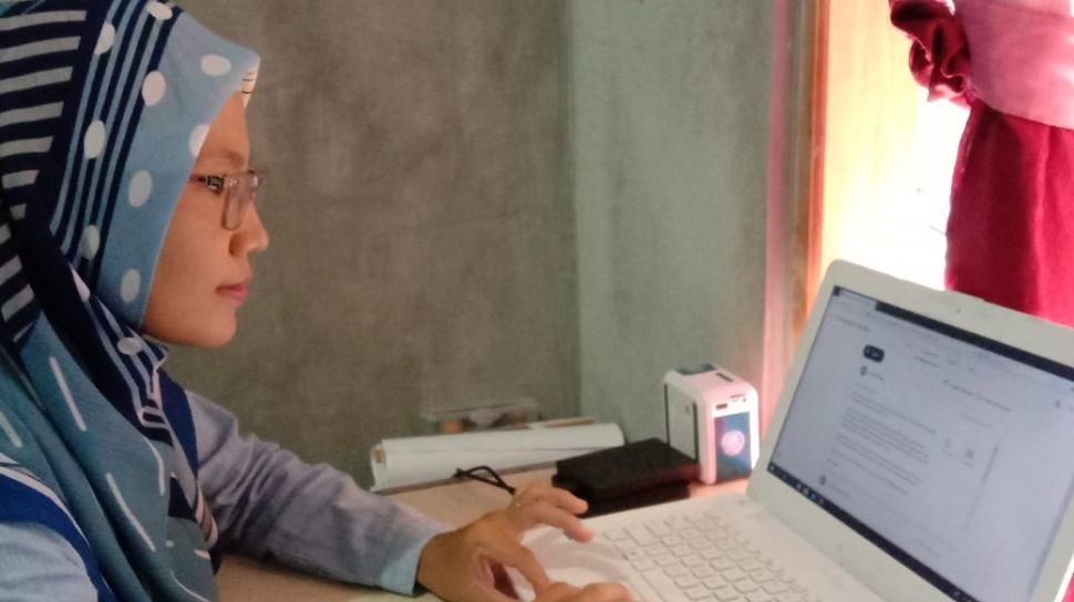 Cerita Guru Jalani Sekolah Online Yeti Siaga 24 Jam Koreksi Tugas Siswa Suara Jogja