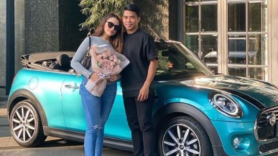 Potret Cantik Sarah Ahmad Pacar Bek Bhayangkara Fc Yang Dikado Mini Cooper