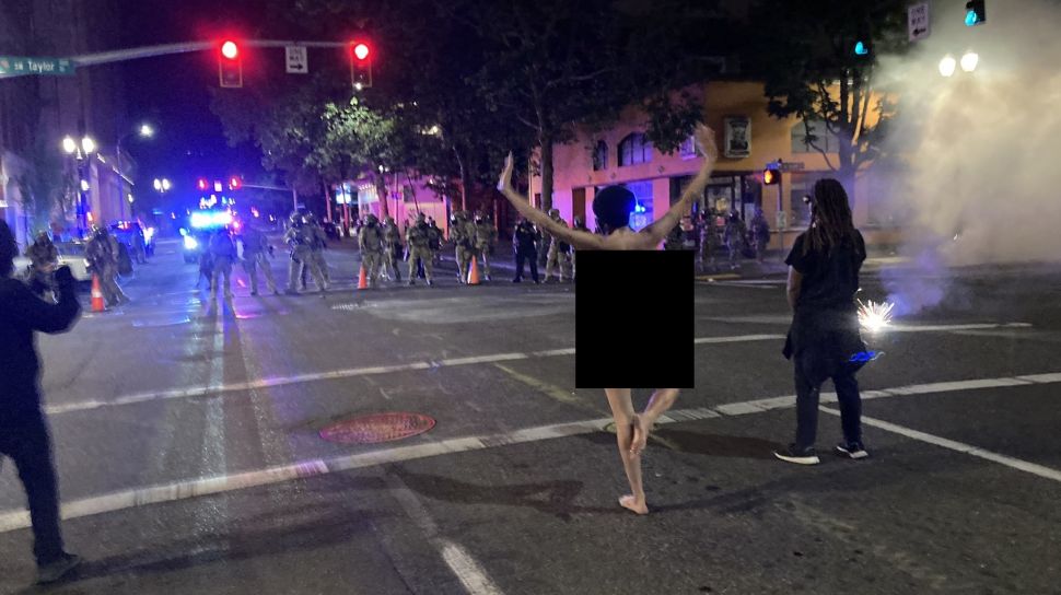 Wanita Ini Tanpa Busana saat Demo, Hadapi Polisi Pakai Pose Menantang