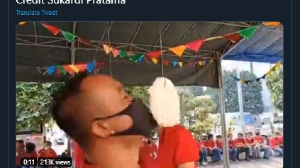 Ngakak Tetap Pakai Masker Lomba Makan Kerupuk  Ini Bikin 