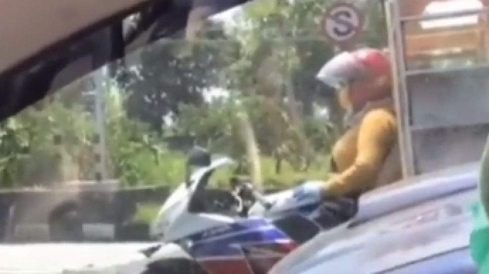 Geger Emak Emak Jualan Sayur Pakai Motor Sport Kecepatannya Jadi Sorotan