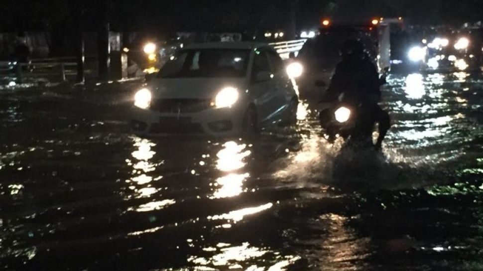 Diguyur Hujan Lebat Sejak Sore 7 Ruas Jalan Di Jakarta Kebanjiran 0046