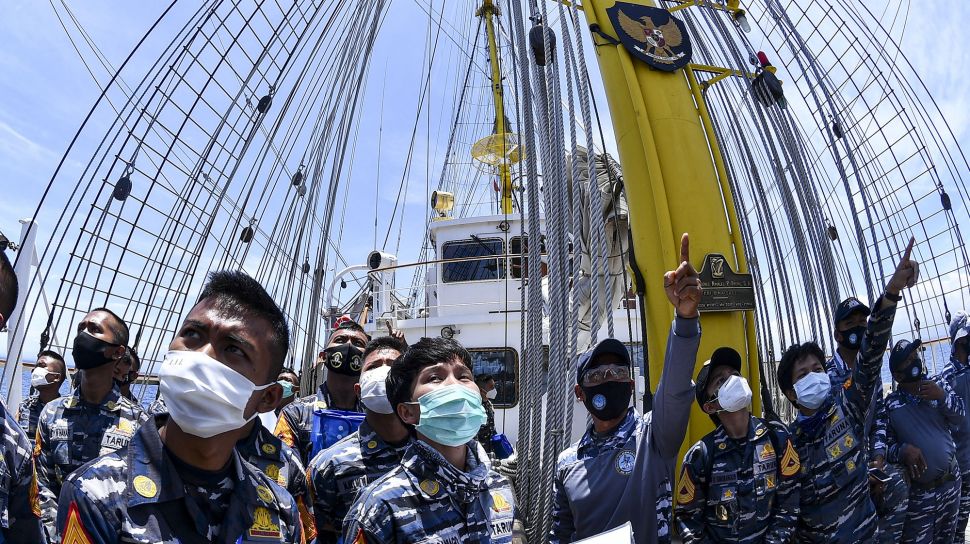 Prajurit KRI Bima Suci memberikan penjelasan fungsi alat-alat yang ada di KRI Bima Suci kepada Taruna dan Taruni AAL tingkat III angkatan ke-67 saat melintas di Selat Bali, Minggu (27/9/2020). [ANTARA FOTO/M Risyal Hidayat]