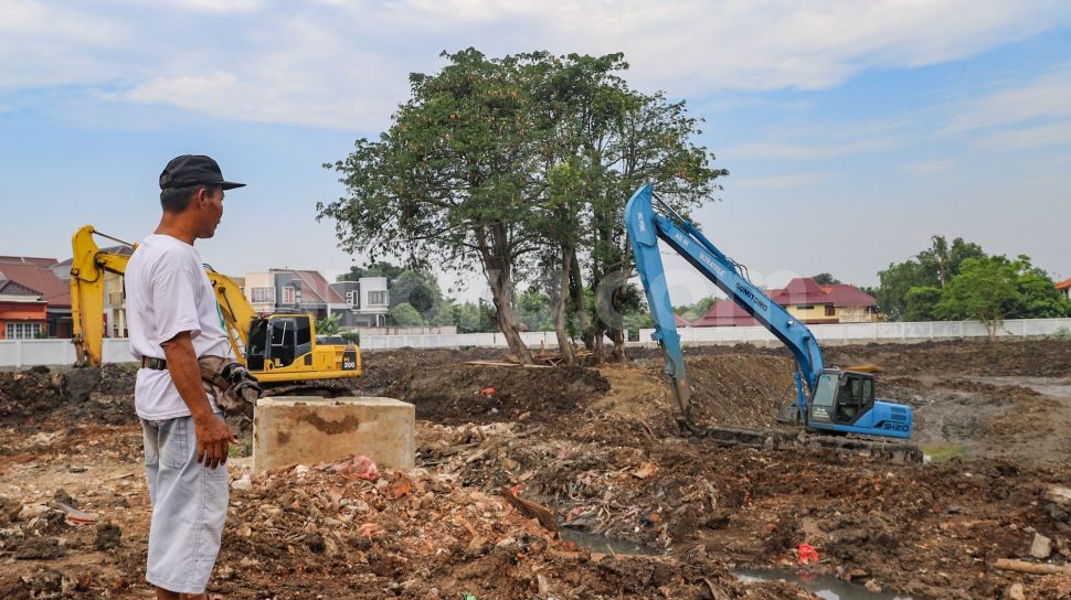 Warga melihat proses pembangunan Waduk Pilar Jati di Cipinang Melayu, Jakarta Timur, Sabtu (3/10). [Suara.com/Alfian Winanto]