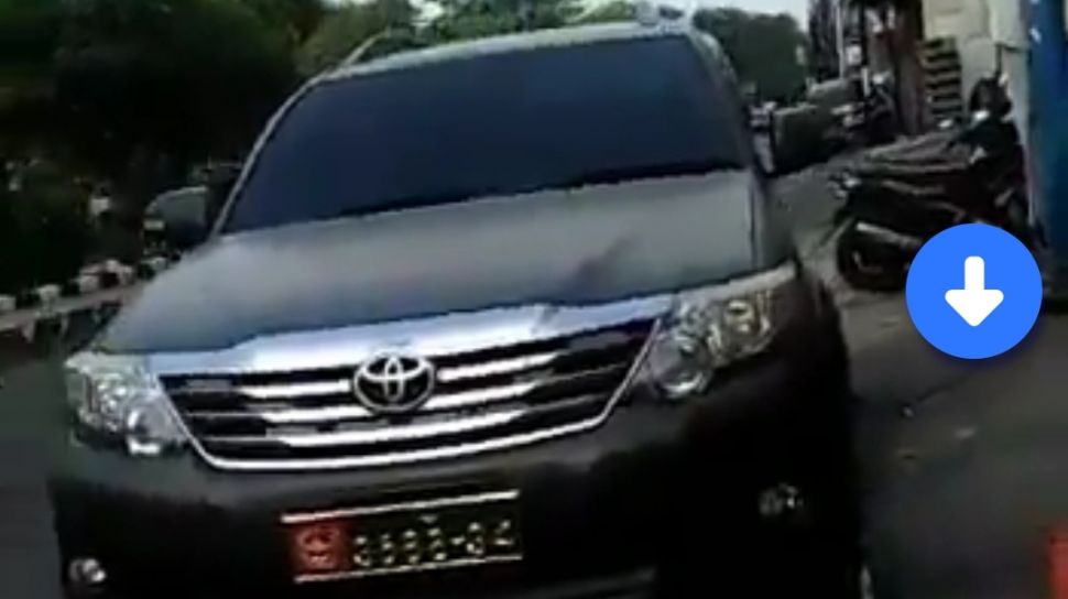 Mobil Dinas TNI Dipakai Untuk Membeli Nasi Padang 
