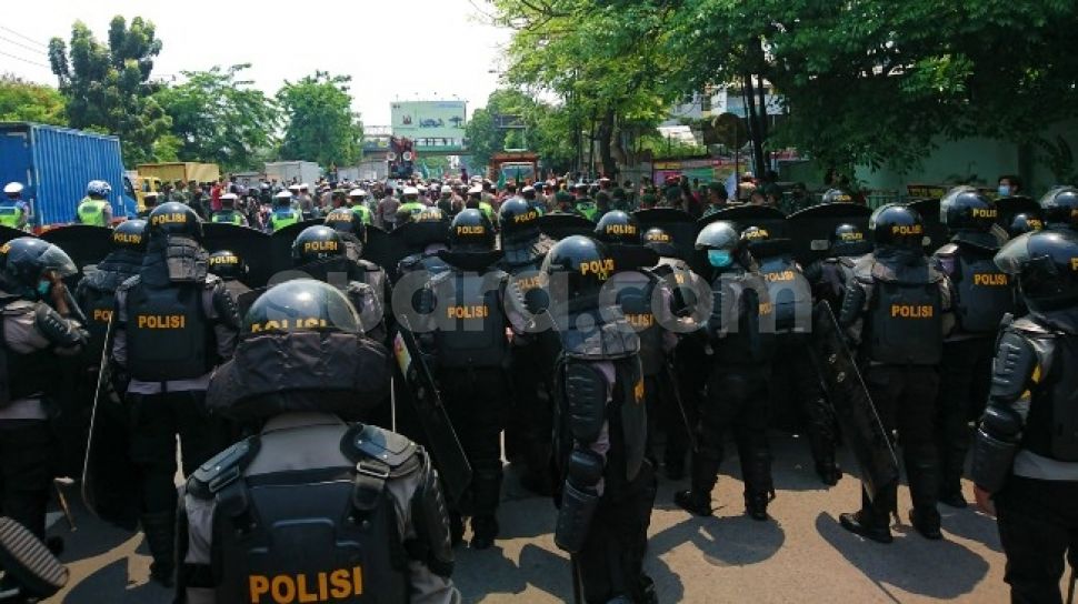 Bentrokan Pecah di Jalan Daan Mogot Tangerang, Batu Berterbangan