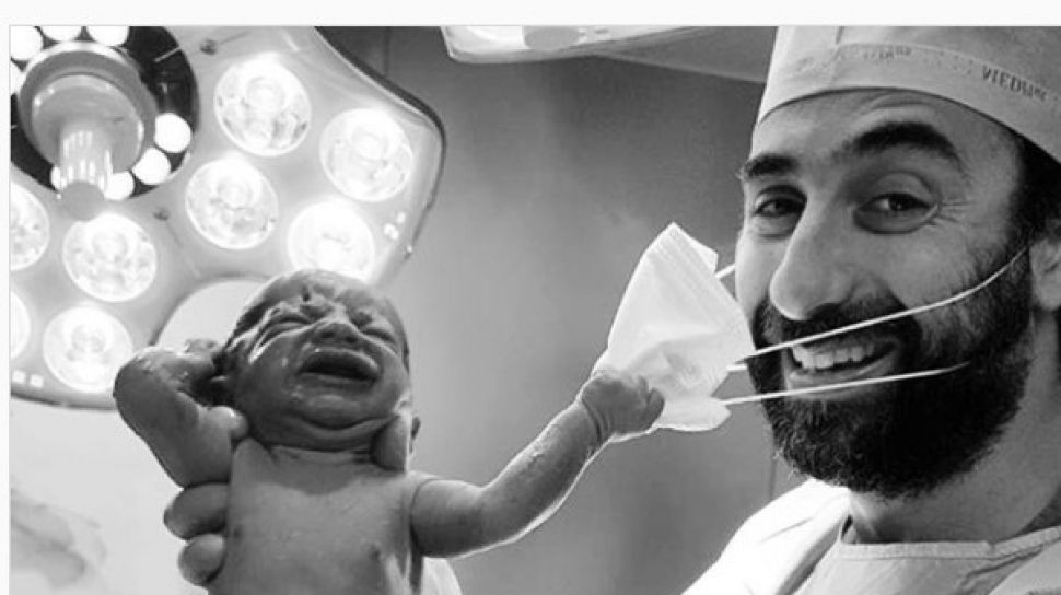 Viral Bayi  Tarik Masker  Dokter yang Melahirkannya