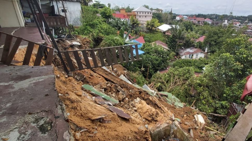 Hujan Deras Sejak Pagi Lokasi Di Balikpapan Longsor