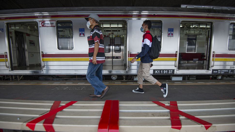 Sejumlah calon penumpang berjalan di peron menuju rangkaian kereta rel listrik (KRL) Commuterline di Stasiun KA Bogor, Kota Bogor, Jawa Barat, Senin (19/10/2020). [ANTARA FOTO/Aditya Pradana Putra]
