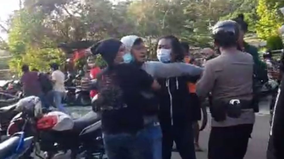 Polisi Pakaian Preman Tendang Brimob Yang Piting Pendemo Perwiraku Itu