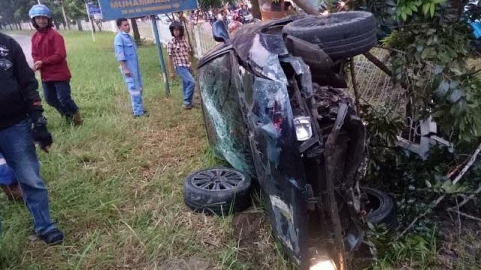 Kecelakaan Maut Di Tembesi Mobil Hancur Hingga Ban Terpental Suara Batam