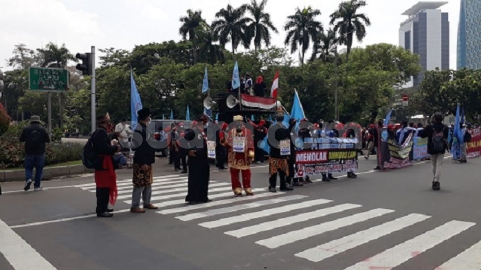 Demo Hari Ini, Massa Buruh Mulai Berdatangan Di Patung Kuda