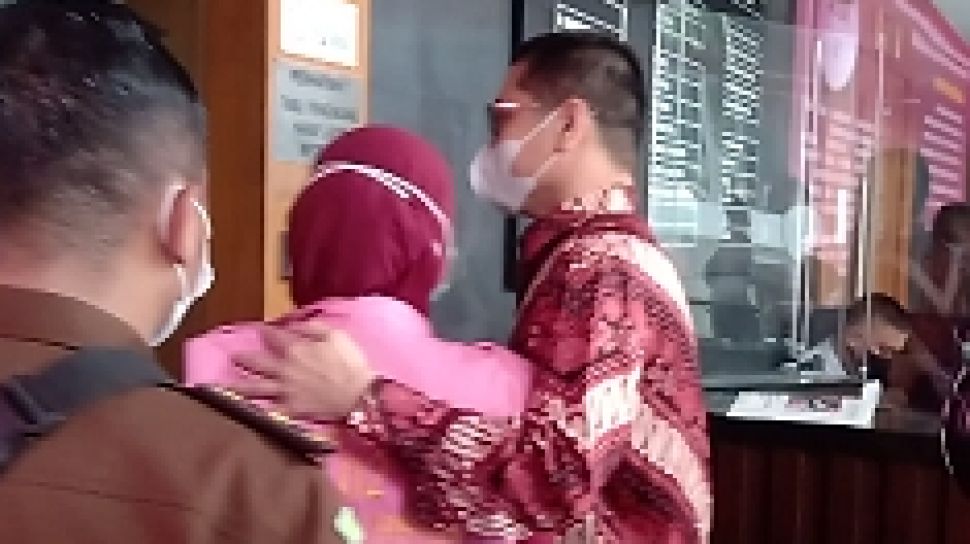 Berurai Air Mata Beri Kesaksian Suami Pinangki Peluk Istrinya Usai Sidang