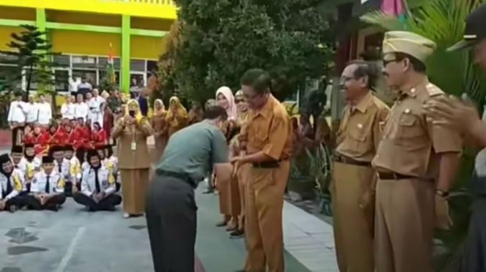 Momen Jenderal Tni Cium Tangan Saat Bertemu Guru Sma Bikin Terharu